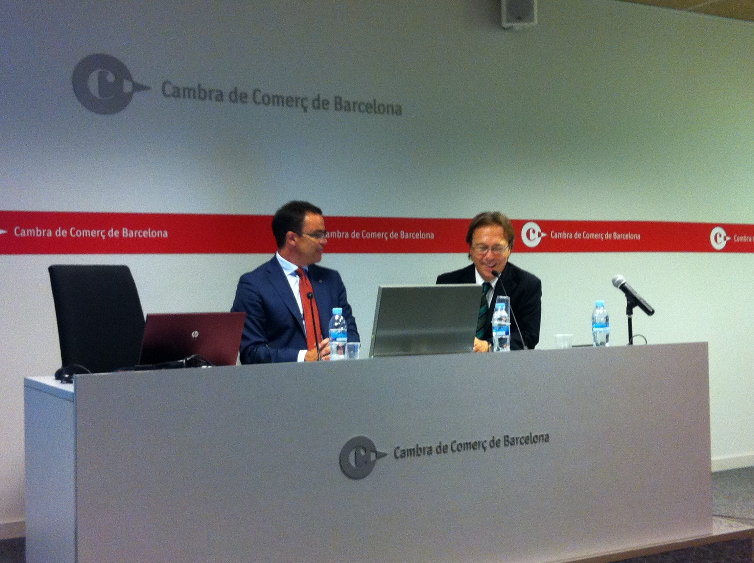 Josep Santacreu presentant Joan Iglesias, ponent del primer Fòrum directiu